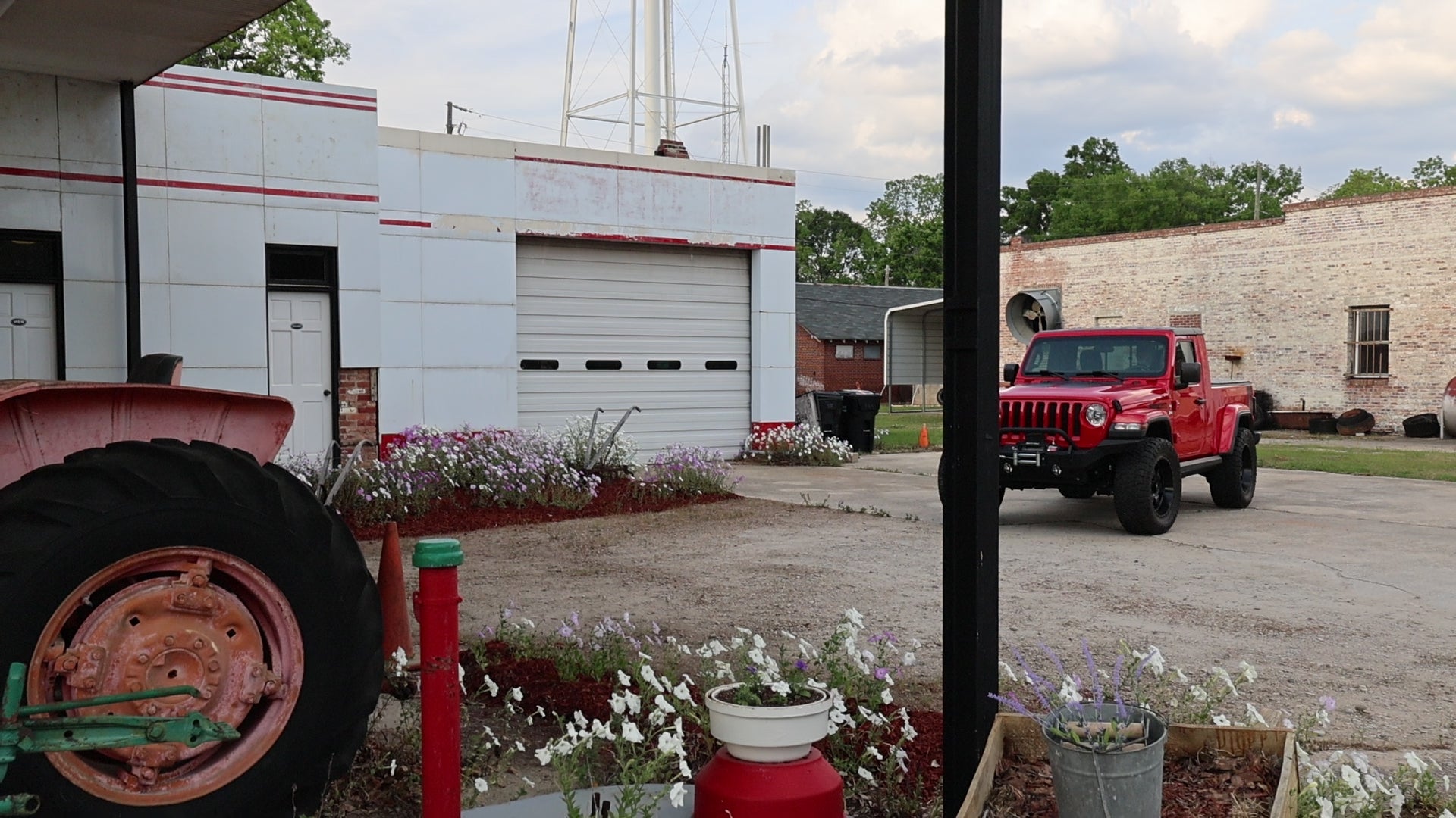 JTRUK 2 door gladiator Gas station